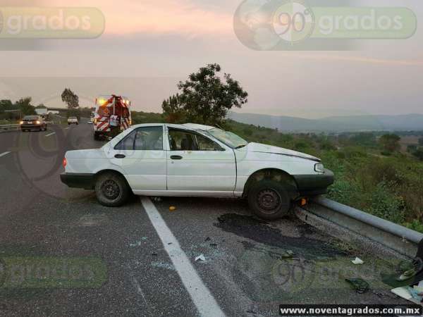 Lesionado conductor tras volcar en la carretera Pátzcuaro–Morelia - Foto 3 