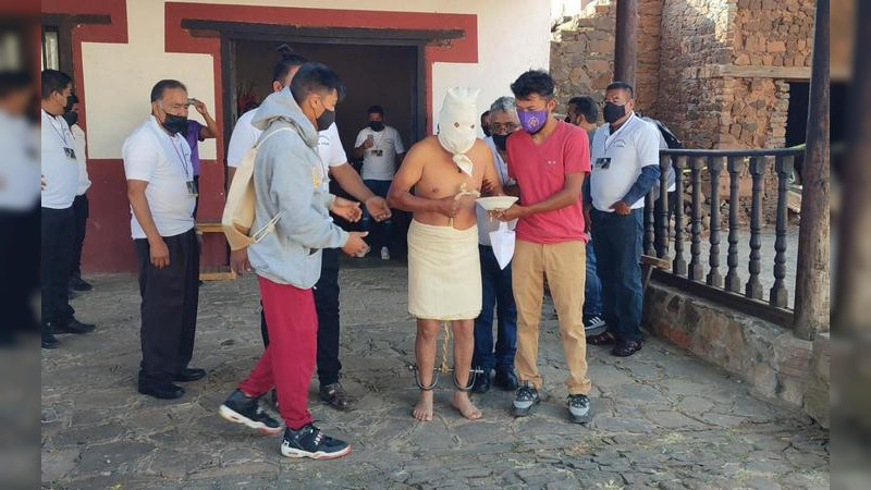Penitentes de Tzintzuntan salen a cumplir su compromiso con Dios
