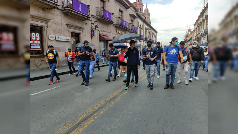 Piden normalistas cubrir el déficit de docentes en Michoacán 