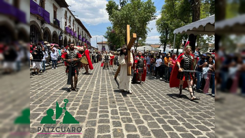 Se lleva acabo el Santo Viacrucis, en Pátzcuaro, Michoacán 