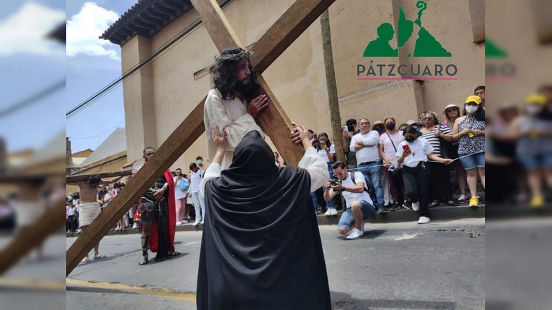Se lleva acabo el Santo Viacrucis, en Pátzcuaro, Michoacán 