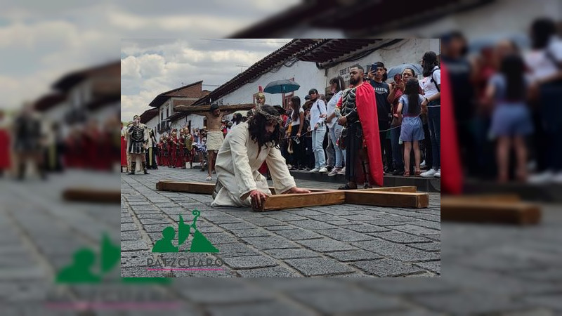 Se lleva acabo el Santo Viacrucis, en Pátzcuaro, Michoacán 