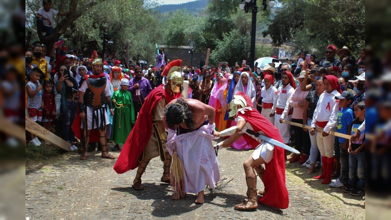 Impactante representación del sacrificio, crucifixión y muerte Jesús en Tzintzuntzan 