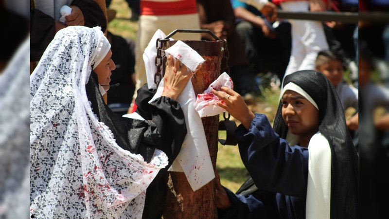 Impactante representación del sacrificio, crucifixión y muerte Jesús en Tzintzuntzan 
