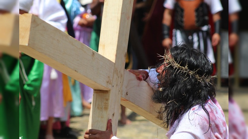 Impactante representación del sacrificio, crucifixión y muerte Jesús en Tzintzuntzan 