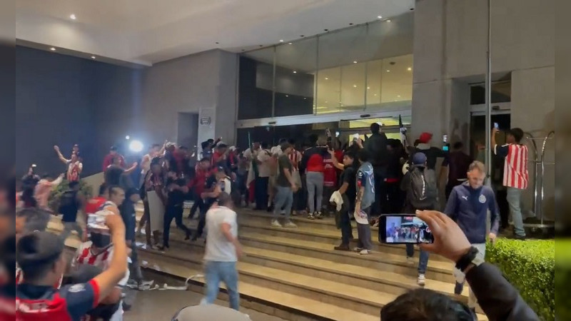 Aficionados del Club Chivas hacen caos total en hotel de concentración del equipo 