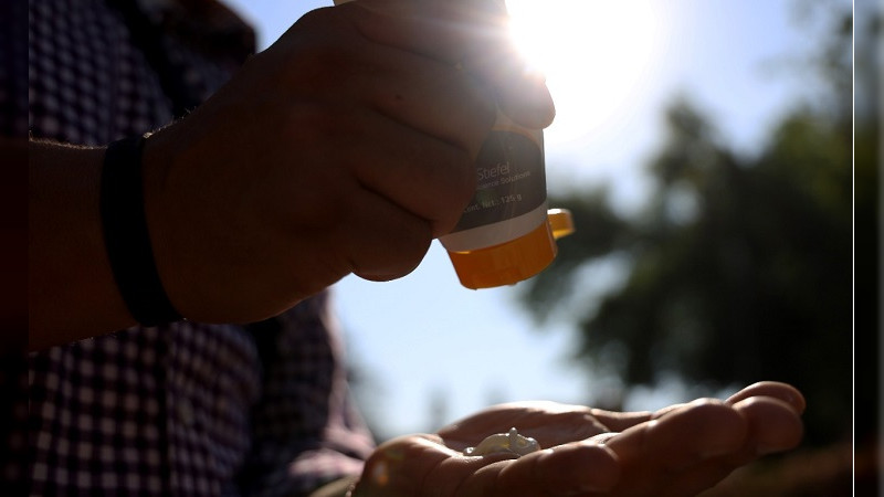 Exposiciones intensas a rayos del sol pueden provocar quemaduras y cáncer en la piel 