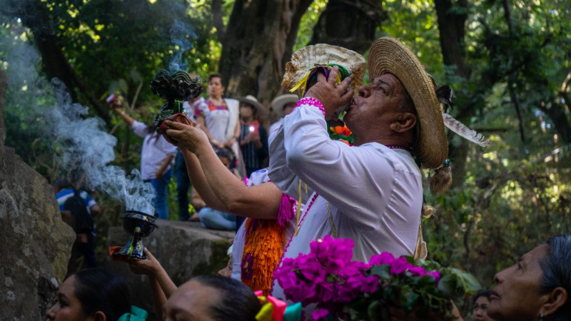 Ritual y Desfile de Aguadoras llena de color las calles de Uruapan