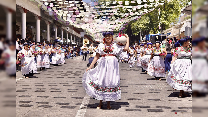 Ritual y Desfile de Aguadoras llena de color las calles de Uruapan