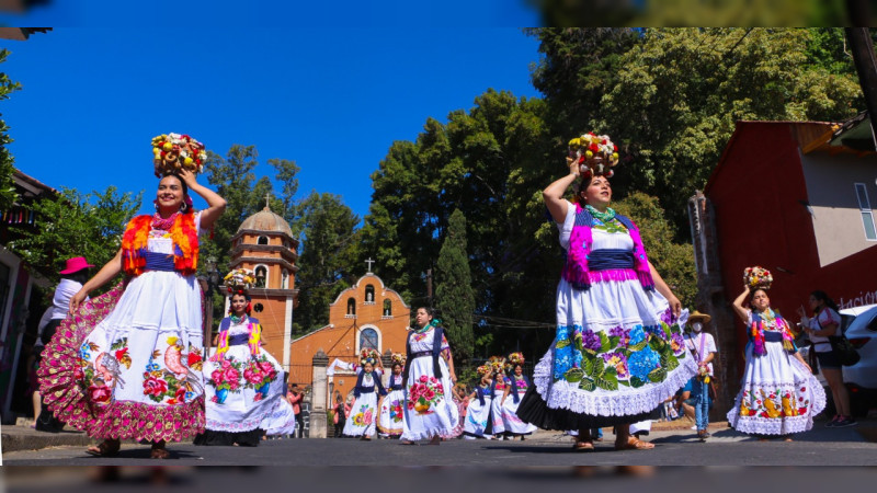 Ritual y Desfile de Aguadoras llena de color las calles de Uruapan