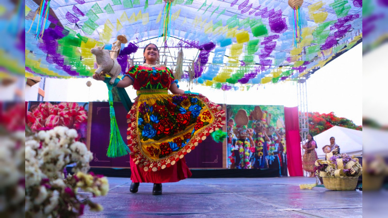 Tarde de fiesta y color se vivió este domingo en Uruapan, Michoacán
