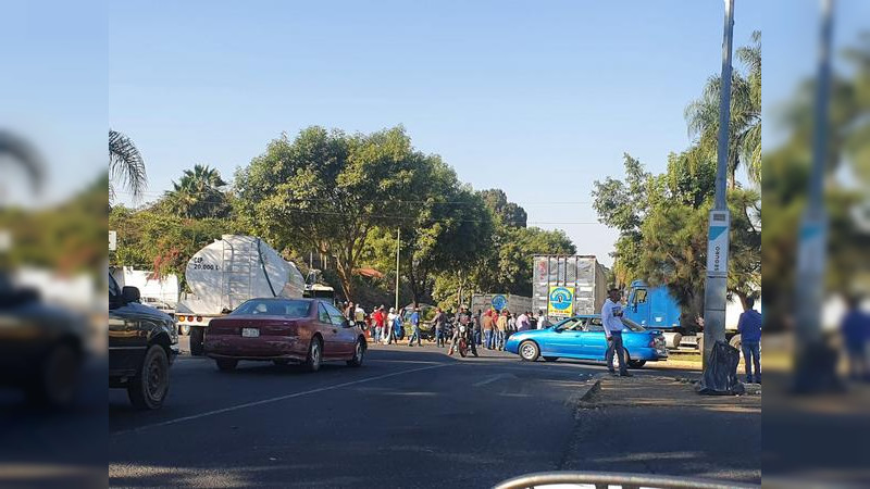Integrantes del Consejo Supremo Indígena de Michoacán cierran carreteras para exigir presupuesto directo 