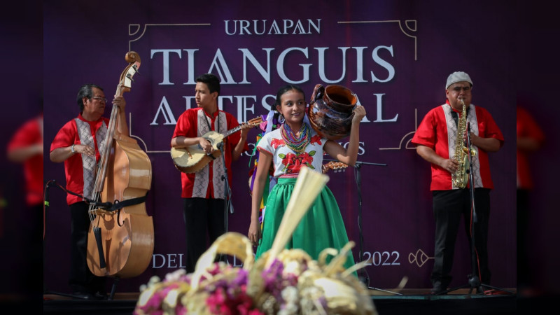 El escenario del Tianguis Artesanal presenta el renacer del barrio de los Santos Reyes 