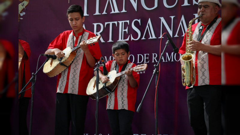 El escenario del Tianguis Artesanal presenta el renacer del barrio de los Santos Reyes 