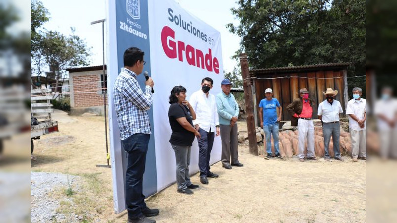 Presidente municipal de Zitácuaro Inicia trabajos de la red eléctrica en comunidad El Llano 