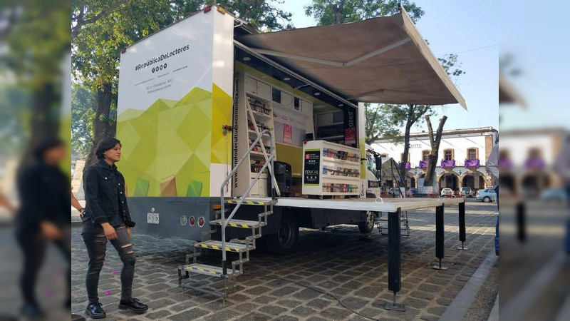 Programa "Haciendo Lectores" continua con la visita del Librobús en Pátzcuaro y Santa Fe de la Laguna 