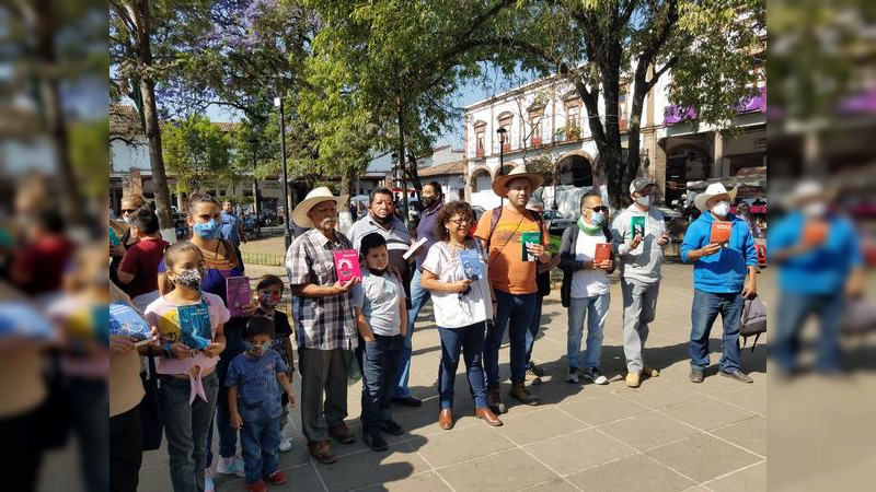 Programa "Haciendo Lectores" continua con la visita del Librobús en Pátzcuaro y Santa Fe de la Laguna 
