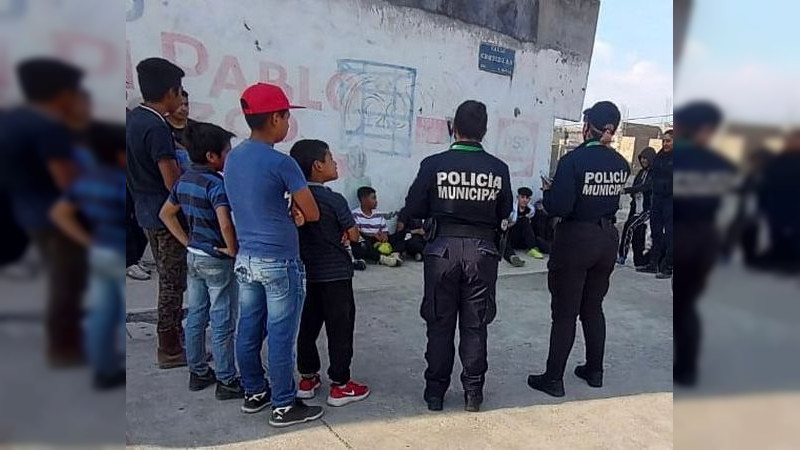 Policía de Pátzcuaro vínculo a dos jóvenes con problemas de adicciones en la Colonia Vista Bella 