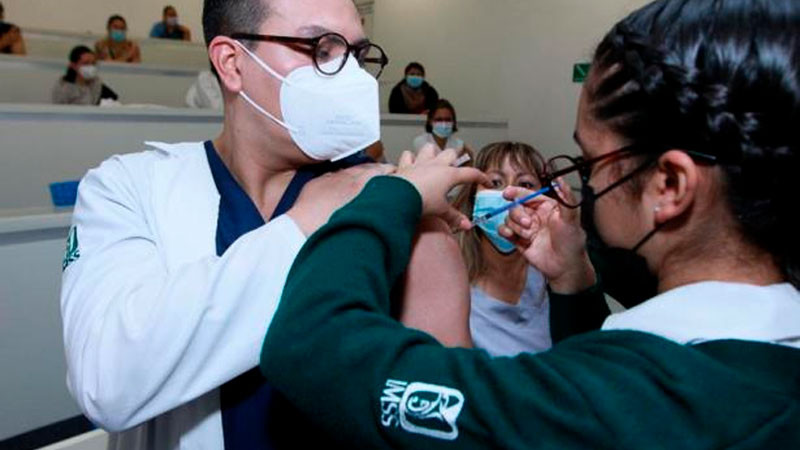 Aplican cuarta dosis a trabajadores sanitarios que atienden Covid-19 