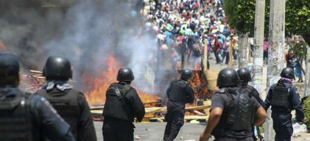 Fuerte enfrentamiento entre CNTE y Policías Federales en Chiapas  