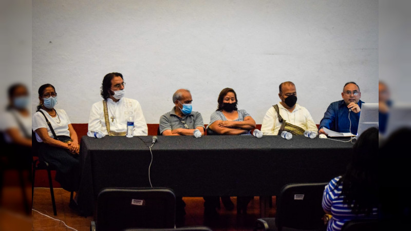 Artesanos dialogan sobre la historia y futuro del maque símbolo y tradición de Uruapan 