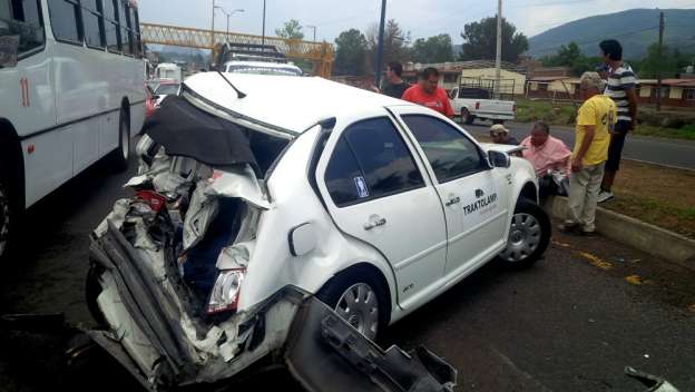 Detienen a ebrio conductor del transporte público que embistió a tres vehículos en Morelia - Foto 0 