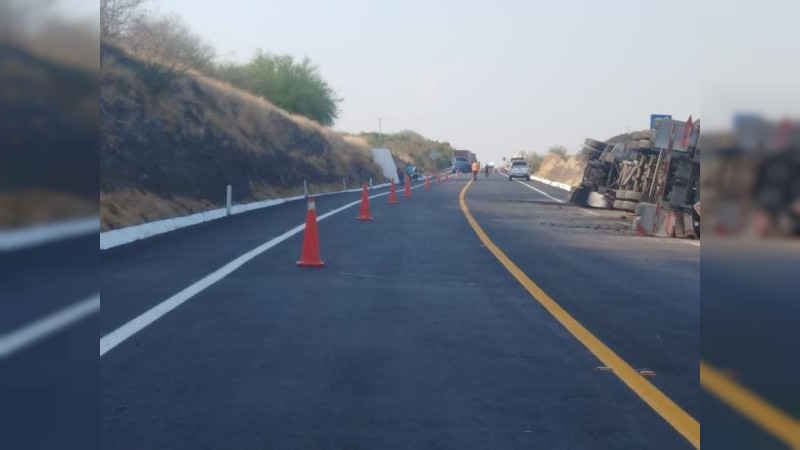 Vuelca tráiler en la Autopista Siglo XXI, hubo derrame de combustible