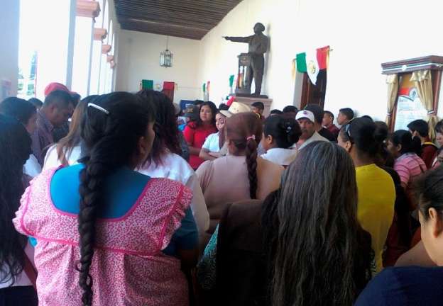 Antorchistas hacen mitin en el Ayuntamiento de Maravatío; llevan nueve meses tratando de ver al alcalde 
