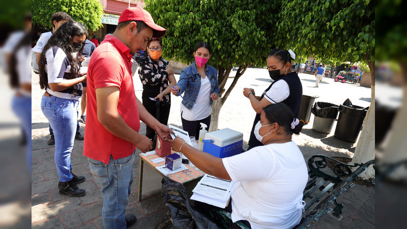 Centros de Salud en Morelia, se encuentran vacunando a personas mayores de 18 años  