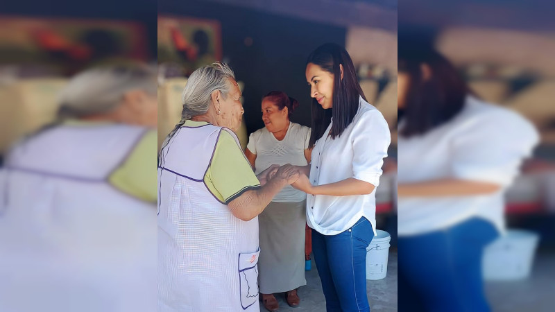 Gloria Tapia visita localidades de Zitácuaro y resuelve gestiones ciudadanas 