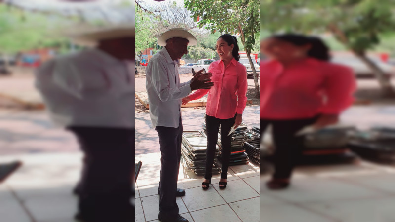 Fanny Arreola entrega apoyos en Distrito de Apatzingán 