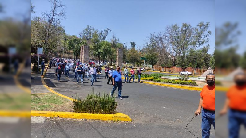 Nivel Medio Superior marcha para demandar pago de bonos