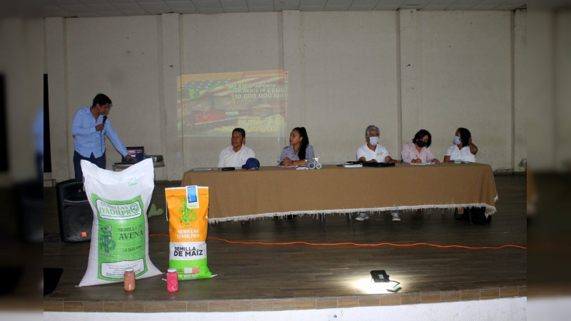 Entrega de fertilizantes, elaboración de composta y nuevos cultivos, los acuerdos para el campo de Pátzcuaro  