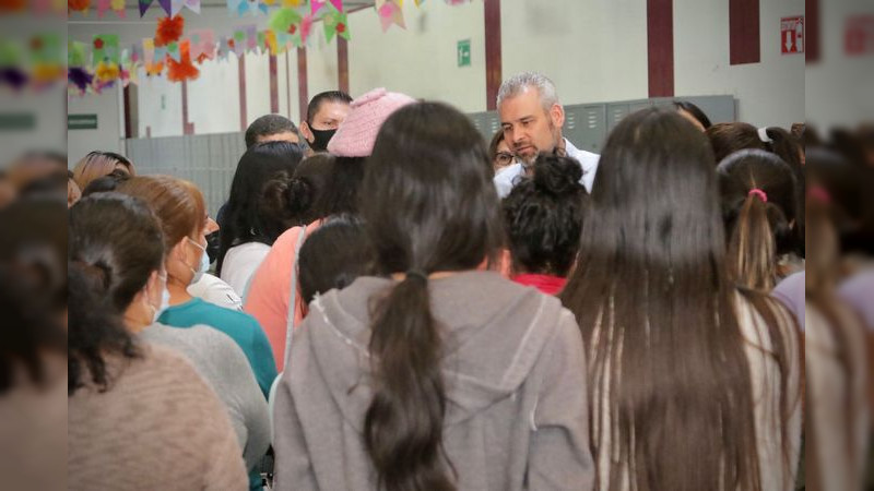 Ramírez Bedolla visita a desplazados por la violencia en albergues de Tijuana 