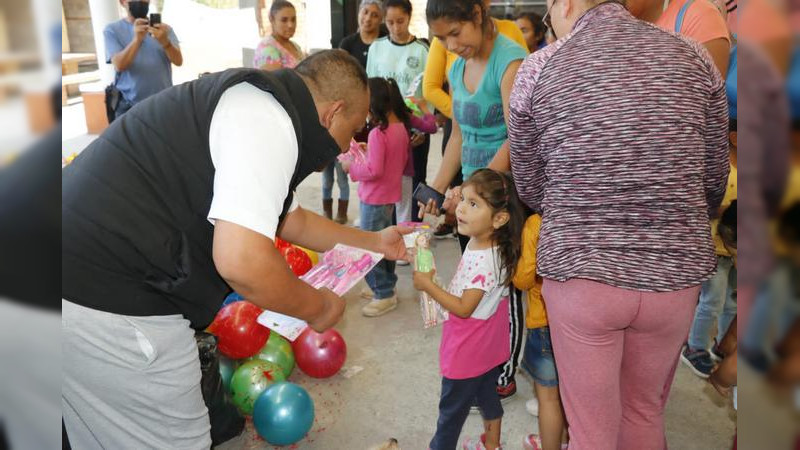 Encabeza José Ortega Silva entrega de juguetes a hijos de policías, en Morelia 