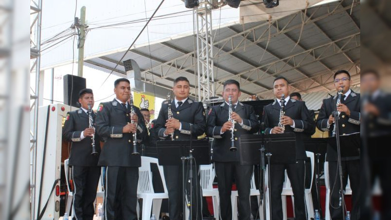 Se presenta Banda de Música del Ejército Mexicano en Cojumatlán de Régules