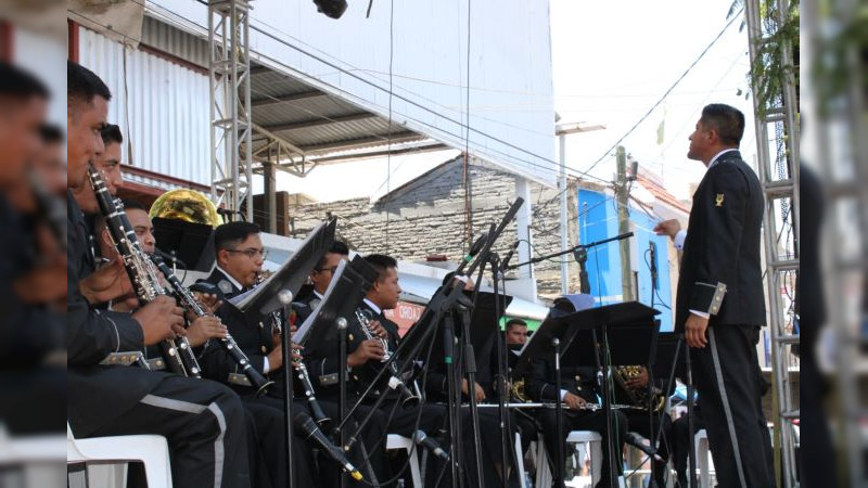 Se presenta Banda de Música del Ejército Mexicano en Cojumatlán de Régules