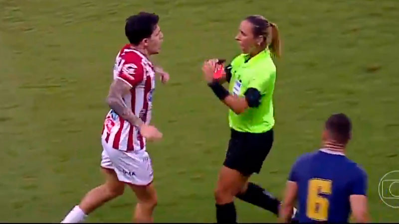 Jugador intenta golpear a árbitra que le mostró la tarjeta roja 