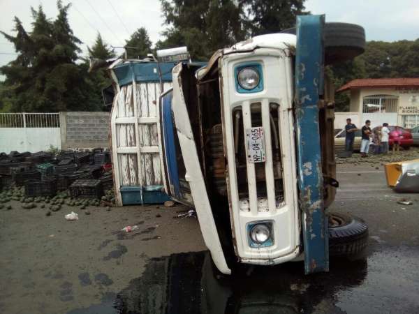 Vuelca camión en Ziracuaretiro, Michoacán; hay tres lesionados - Foto 0 