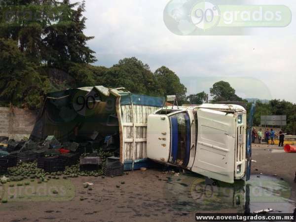 Vuelca camión en Ziracuaretiro, Michoacán; hay tres lesionados - Foto 1 
