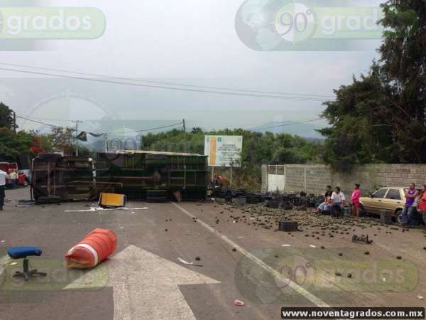 Vuelca camión en Ziracuaretiro, Michoacán; hay tres lesionados - Foto 2 