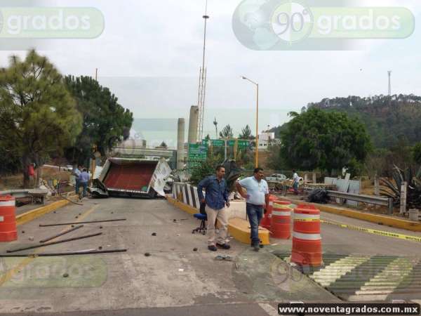 Vuelca camión en Ziracuaretiro, Michoacán; hay tres lesionados - Foto 3 