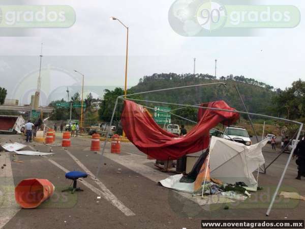 Vuelca camión en Ziracuaretiro, Michoacán; hay tres lesionados - Foto 4 