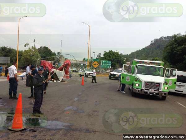 Vuelca camión en Ziracuaretiro, Michoacán; hay tres lesionados - Foto 5 