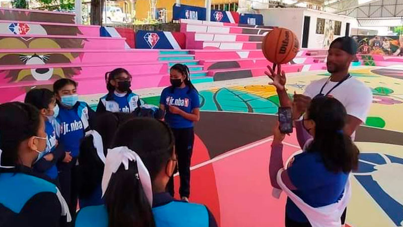 NBA remodela canchas de basquetbol en Oaxaca; Chris Staples estrenó la cancha 