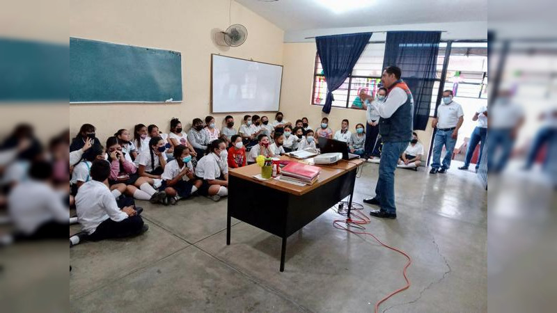 Coepris imparte pláticas a estudiantes sobre daños por tabaquismo  