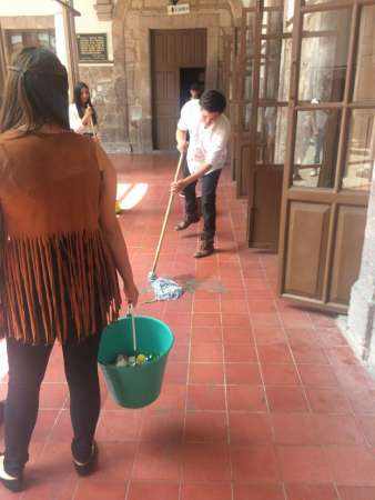 Alumnos del Colegio de San Nicolás participan en la limpieza de sus espacios ante huelga de empleados - Foto 0 