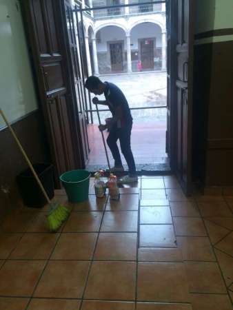 Alumnos del Colegio de San Nicolás participan en la limpieza de sus espacios ante huelga de empleados - Foto 1 