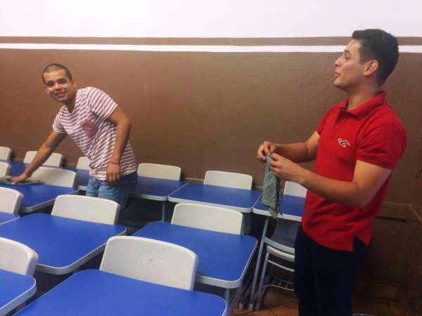 Alumnos del Colegio de San Nicolás participan en la limpieza de sus espacios ante huelga de empleados - Foto 2 