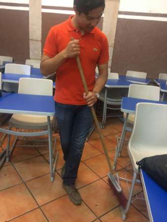 Alumnos del Colegio de San Nicolás participan en la limpieza de sus espacios ante huelga de empleados - Foto 3 